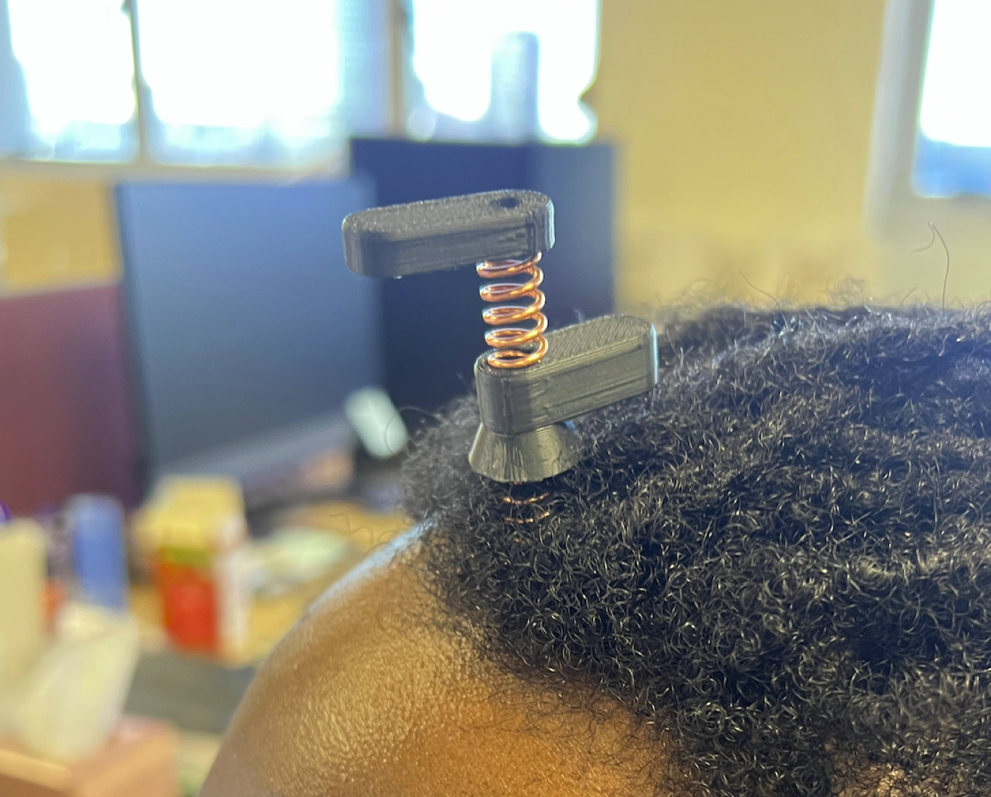A Synaptive electrode making contact through afro-textured hair
